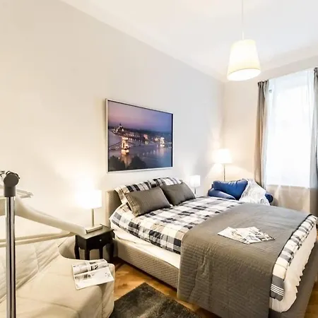 Perfectly Located, Renewed And Cozy * Budapest