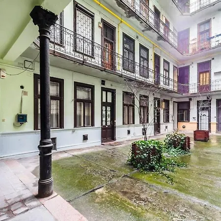 Perfectly Located, Renewed And Cozy Budapest